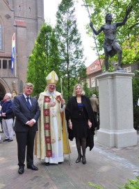 met de burgemeester van Laren en mw. Daphne Du Barry voor het beeld van St. Jan