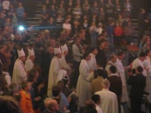 de acht aanwezige bisschoppen bij het begin van de H. Mis