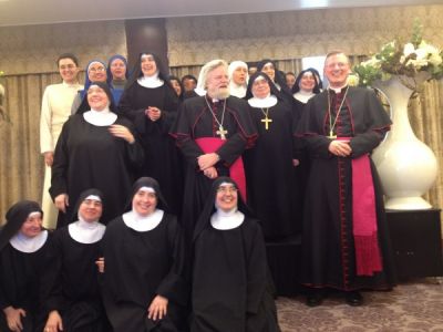 De zusters in gelukkiger tijden bij een professiefeest. In het midden de abdis van het Italiaanse klooster