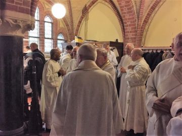 De priesters en diakens kleden zich voor de liturgie