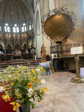 Kathedraal met het Mariabeeld:het zijn de laatste dagen van de rozenkransmaand