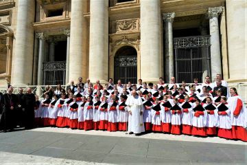 Paus Franciscus met het kathedrale koor van de St. Bavo in Haarlem