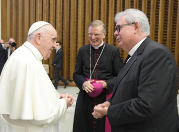 Paus Franciscus met diaken drs. Titus Frankemölle, voorzitter van de Nederlandse Katholieke Schoolraad
