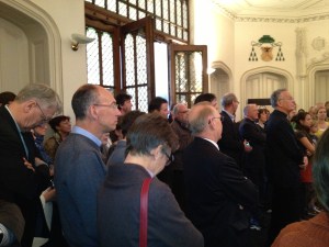De Haarlemse delegatie luistert mee naar de presentatie van het WJD boek