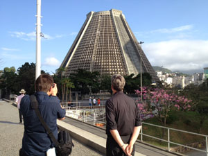 Mgr. Mutsaerts en Marc Bollerman bij de kathedraal van Rio