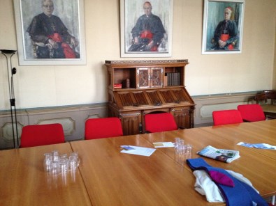 De bisschoppen vergaderen in deze zaal onder het oog van de kardinalen De Jong en (v.l.n.r. op de foto) Alfrink, Willebrands en Simonis