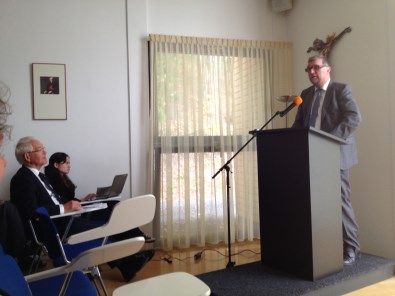 Dagvoorzitter prof. dr. Fred van Iersel leidt de sprekers in; CSLK voorzitter prof dr. Gerard van Wissen luistert toe