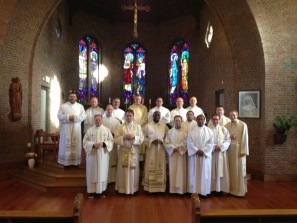 groepsfoto van de priesters na de Mis