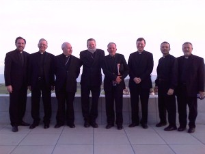 Met de bisschoppen J. Punt en F. Wiertz, rectoren van seminaries en Kiko Argüello in het