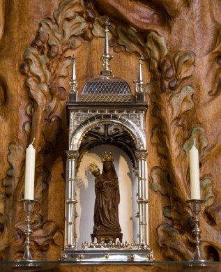 Het beeldje van Maria in de Haastrechtse Sint Barnabaskerk