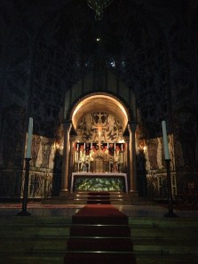 blik op het fraaie altaar van de Sint Agneskerk
