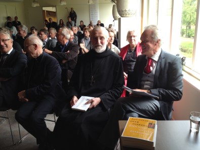 De burgemeester, Mgr. j. van Burgsteden, Abt. Mathijsen, prof. B. Koet en... het boek