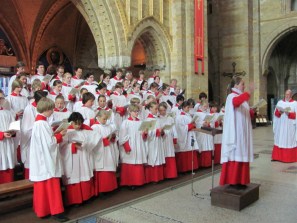 Het kathedrale koor zal de wijdingsplechtigheid opluisteren