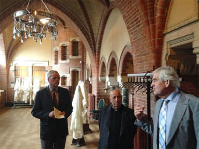 De heer Eggenkampo (rechts) toont de lamp (links) in de bisschopssacristie
