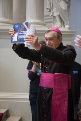 Apostolische Nuntius André Dupuy met het boek