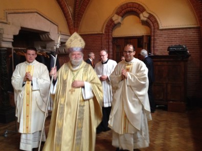 De bisschop met wijdelingen na de priesterwijding