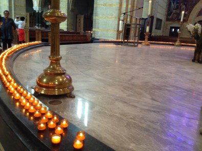 Lichtjes in de kathedraal voor de slachtoffers van MH-17
