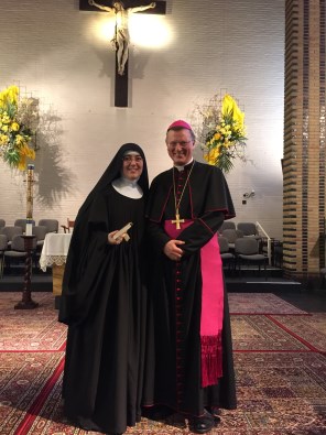 Met zuster Maria Donata na de plechtigheid