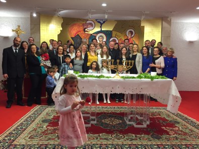 Groepsfoto met de gezinnen na afloop van de Eucharistie