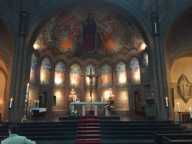 De Mariakerk in Bussum voor de vormselviering