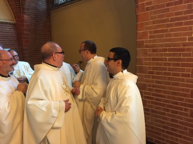 Na de wijding geven de nieuwe priesters hun eerste priesterzegen (1) en vlak voor de wijdingsplechtigheid (2)