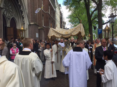 Nieuwe Nuntius bij Sacramentsprocessie Amsterdam