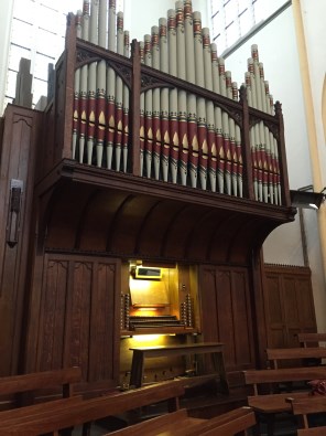 Het orgel (1) en de toelichting tijdens het concert (2)