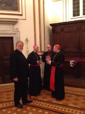 Mgr. Hurkmans, 2e van links, in gesprek met kardinaal Eijk en mgr. Liesen tijdens het laatste Ad Limina bezoek. Links de rektor van het Anima-college