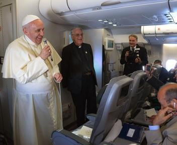 De paus antwoordt op vele vragen van journalisten