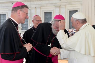 Paus Franciscus begroet bisschop Jozef Punt, mgr. Van Burgsteden en mijzelf in mei 2015