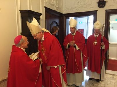 Apostolisch Nuntius mgr. Aldo Cavalli begroet de nieuwe bisschop voor de Mis. Daarachter mgr. Mutsaerts en mgr. Hurkmans