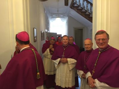 bisschoppen stellen zich op voor de intochtsprocessie