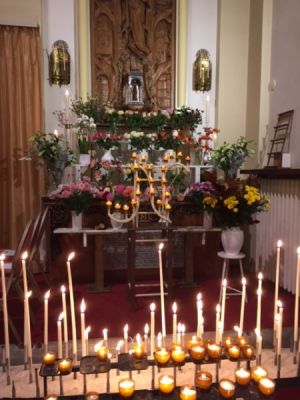 Het altaar met het beeldje van Maria ter Weghe
