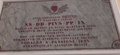 De gedenksteen over het bezoek van P. Pius IX