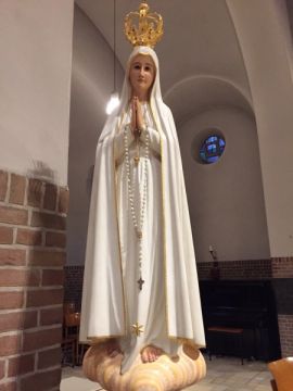 Een pelgrimsbeeld van O.L. Vrouw van Fatima was bij de H. Mis na de bisschoppenvergadering