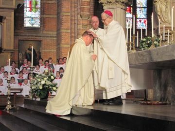 Mgr. Ernst bij mijn bisschopswijding in Hilversum