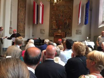 Kardinaal Eijk neemt het woord om zijn voorganger toe te spreken