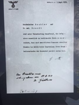 Hitler geeft opdracht artsen de bevoegdheid te geven tot het toepassen van de genadedood