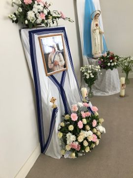 Versierd portret van Moeder Teresa in de kapel
