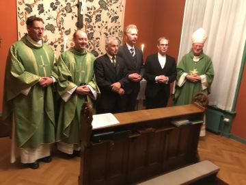 De drie aangestelden met pastoor Bunschoten en kapelaan Kerssens van de Zaanstreek
