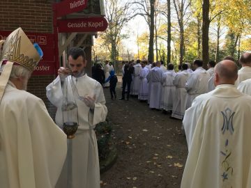De stoet priesters zet zich in beweging aan het begin van de Mis