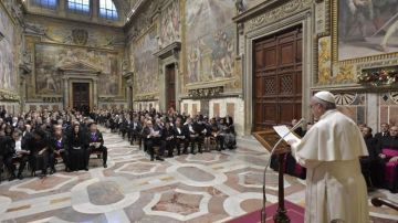 De paus spreekt tot het Corps Diplomatique