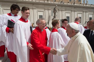 Paus Franciscus met leden van het kathedrale koor