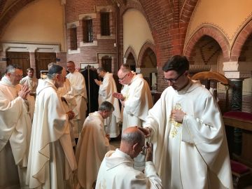 De nieuwe priesters geven de neomistenzegen aan de concelebranten