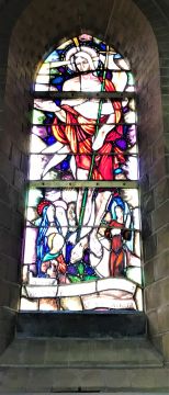 Glasinlood raam in de kathedraal van de verrezen Christus