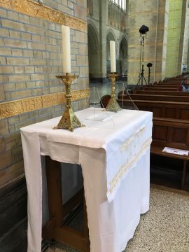 TV Mis Sacramentsdag uit de kathedraal; geloofsgesprek met bisschop Punt