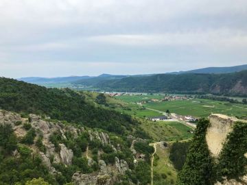 Uitzicht van de heuvel met burcht restanten bij Duernstein