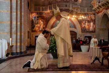 Feestelijke priesterwijding van Javier Acuña
