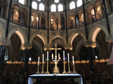 Absis van de kathedraal met Nederlandse heiligen boven altaar