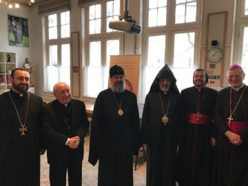 Met verschillende oosterse bisschoppen en de Apostolisch Nuntius in Amsterdam in 2019
